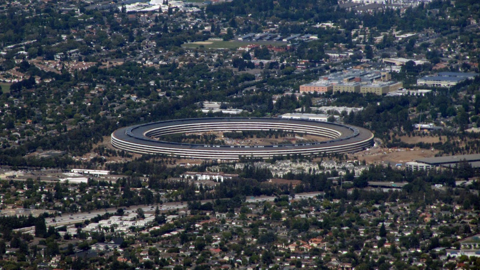 Aerial photograph of Apple Park surrounded by Cupertino neighbourhoods