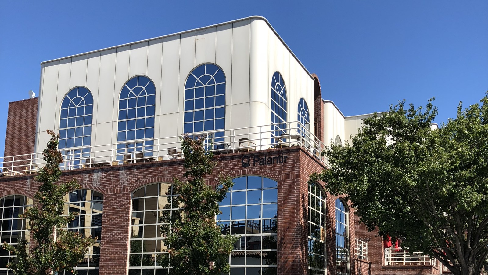 Palantir's former Palo Alto headquarters building under a clear blue sky