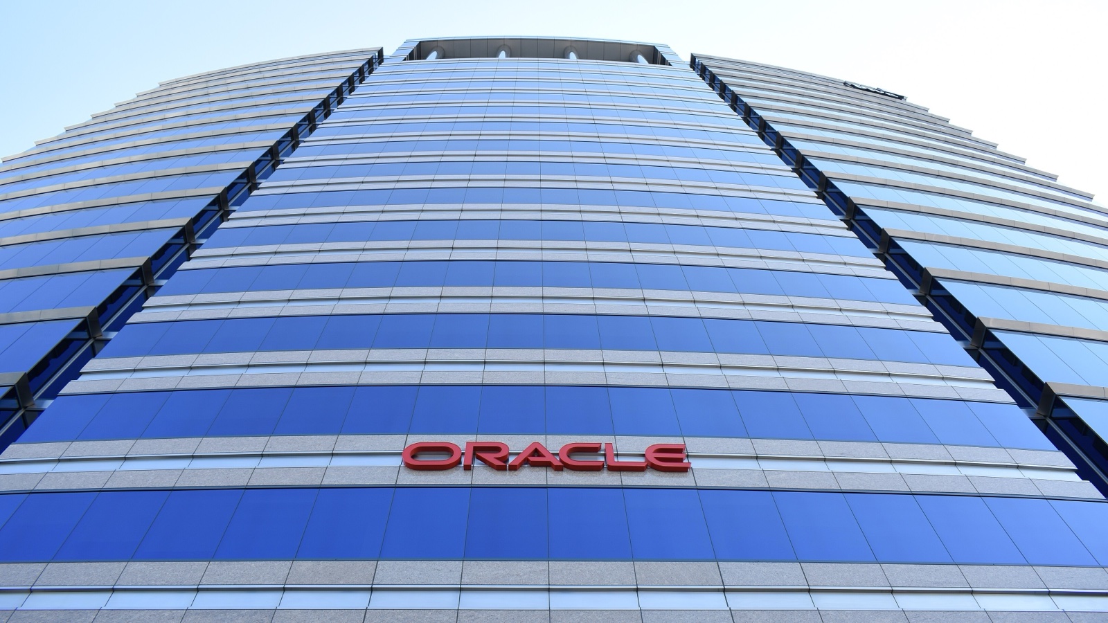 Photo en contre-plongée de l’immeuble vitré bleu d’Oracle Corporation à San José