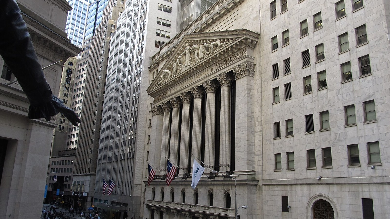 L’entrée principale de la Bourse de New York sur Broad Street à Manhattan