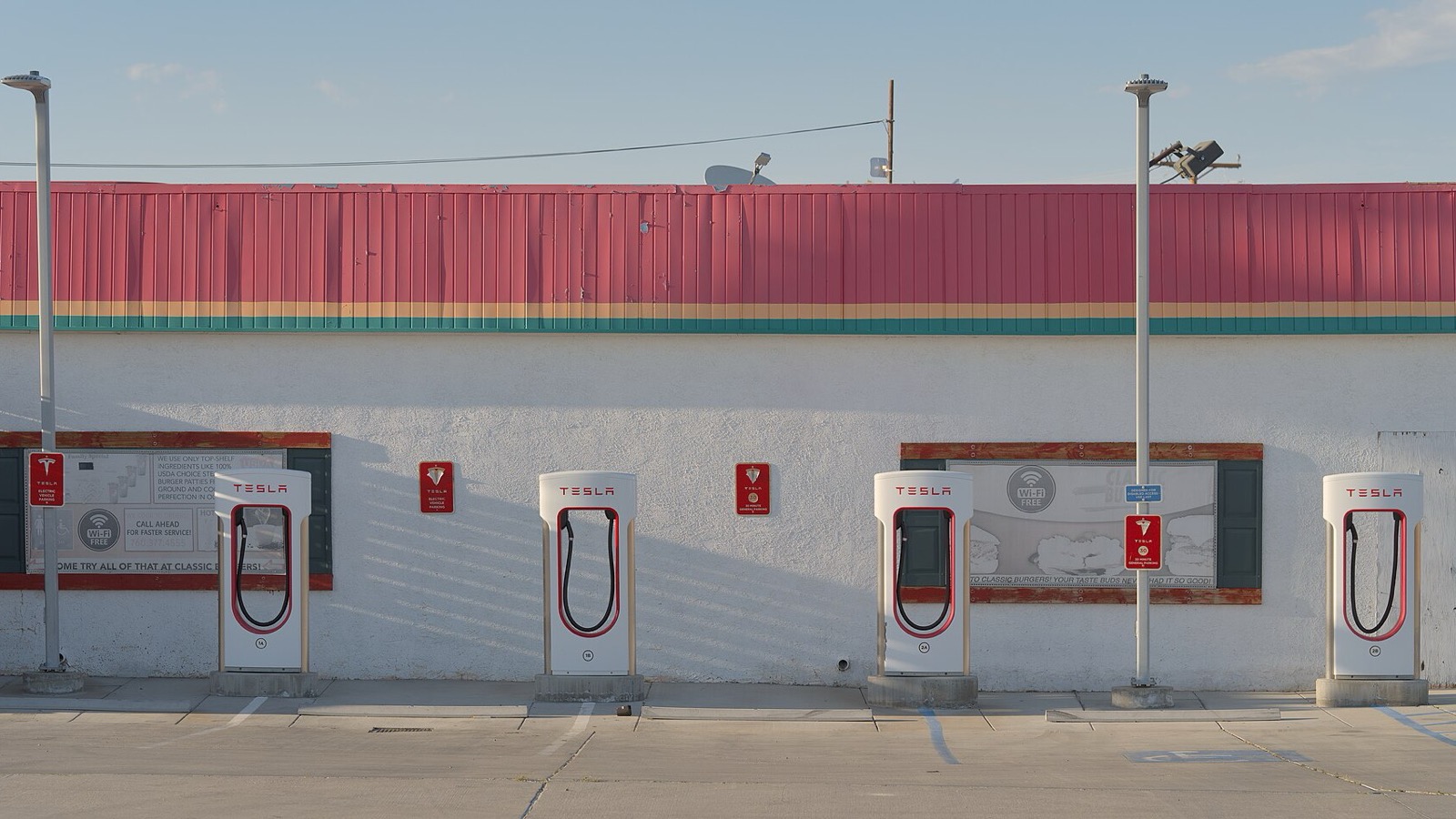 Quatre bornes Superchargeur Tesla devant un restaurant routier à Inyokern, en Californie