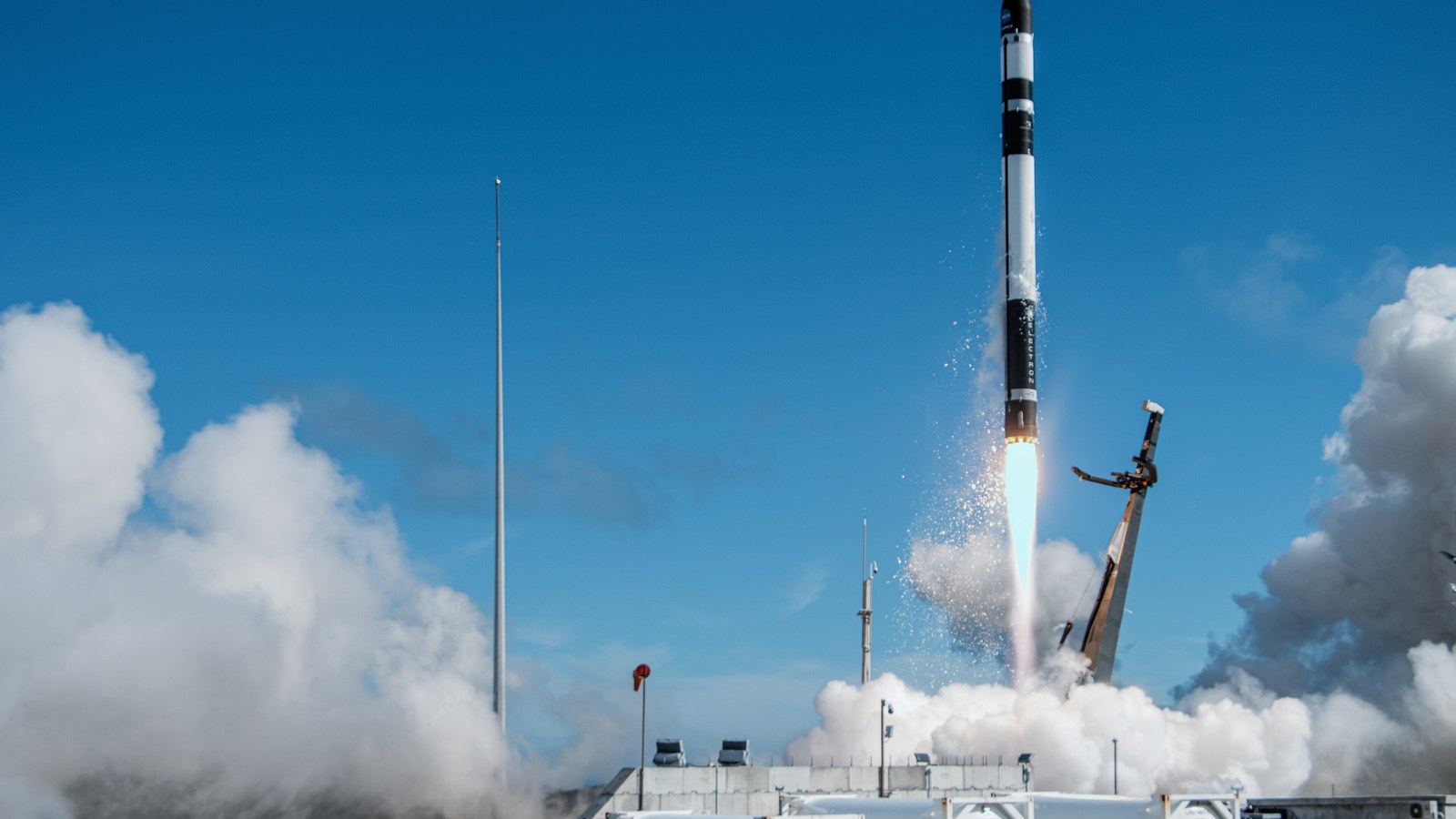Une fusée Electron de Rocket Lab décolle du complexe de lancement 1 à Māhia, en Nouvelle-Zélande