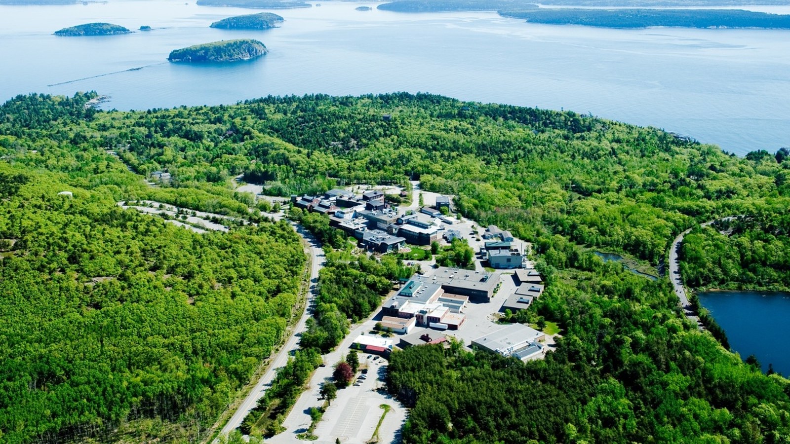 Vue aérienne du campus de recherche biomédicale The Jackson Laboratory près de la baie Frenchman, dans le Maine