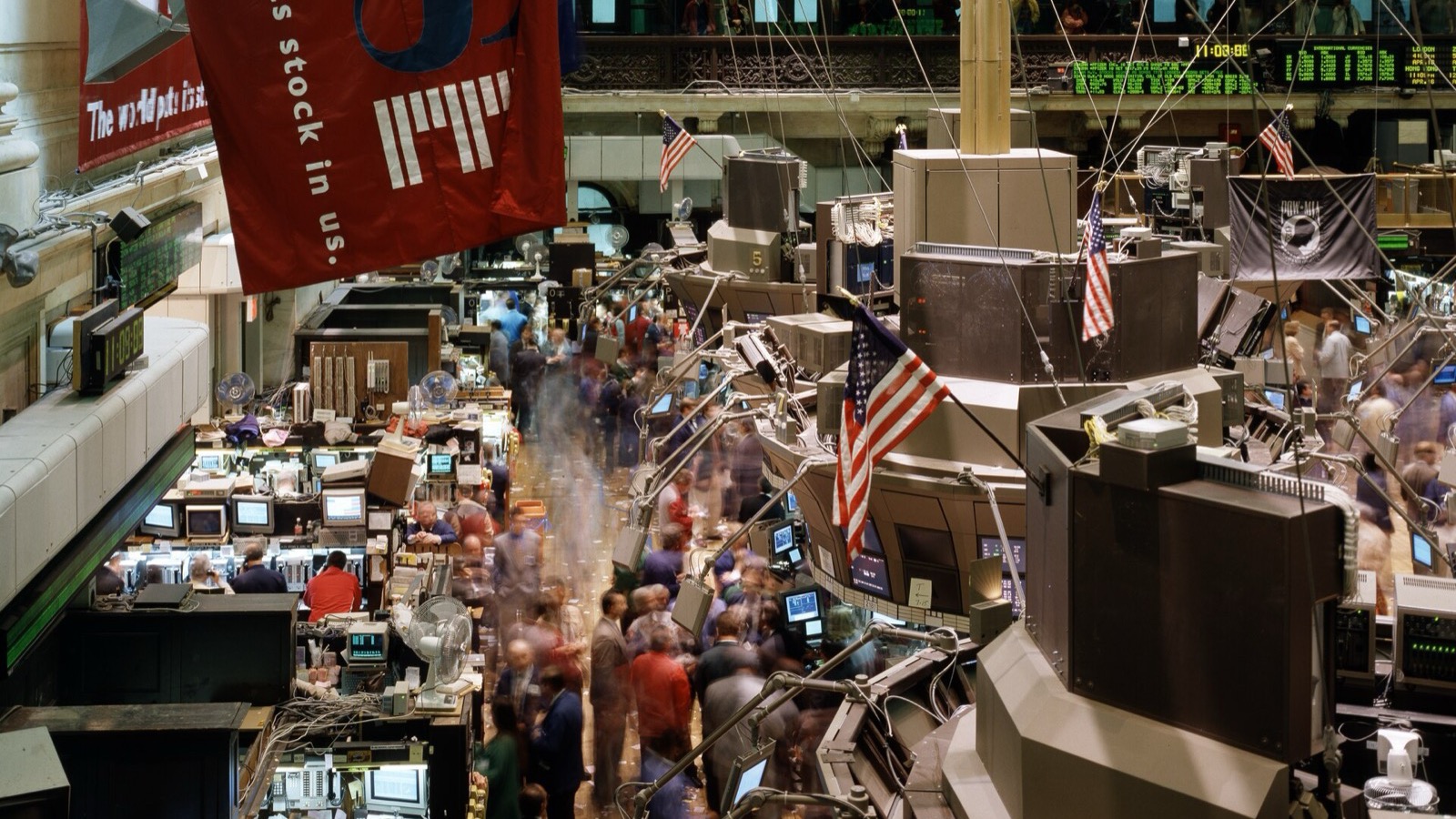 Le parquet de la Bourse de New York avec des négociateurs et des écrans de marché