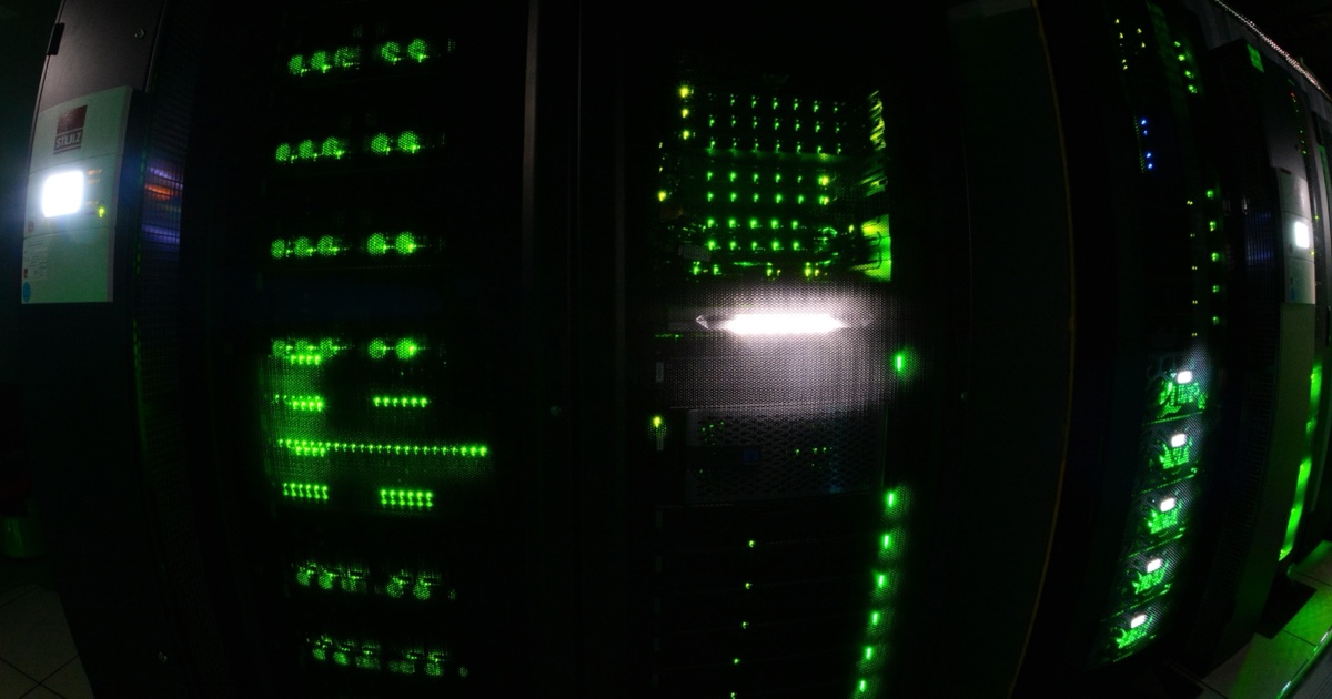 Des baies de serveurs éclairées dans le centre de calcul haute performance et d'intelligence artificielle DATARMOR.