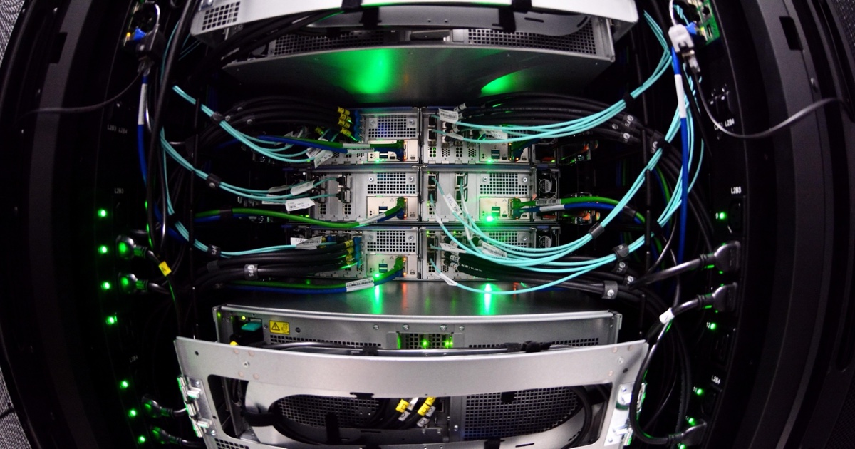 Du matériel serveur et des câbles réseau dans le centre de calcul haute performance DATARMOR.