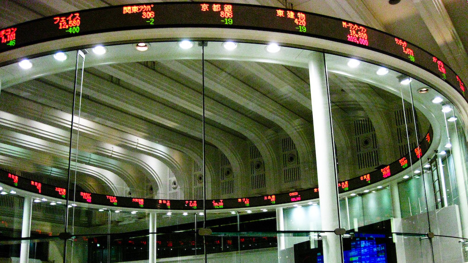 Tableaux électroniques de cotations dans le centre de marché de la Bourse de Tokyo