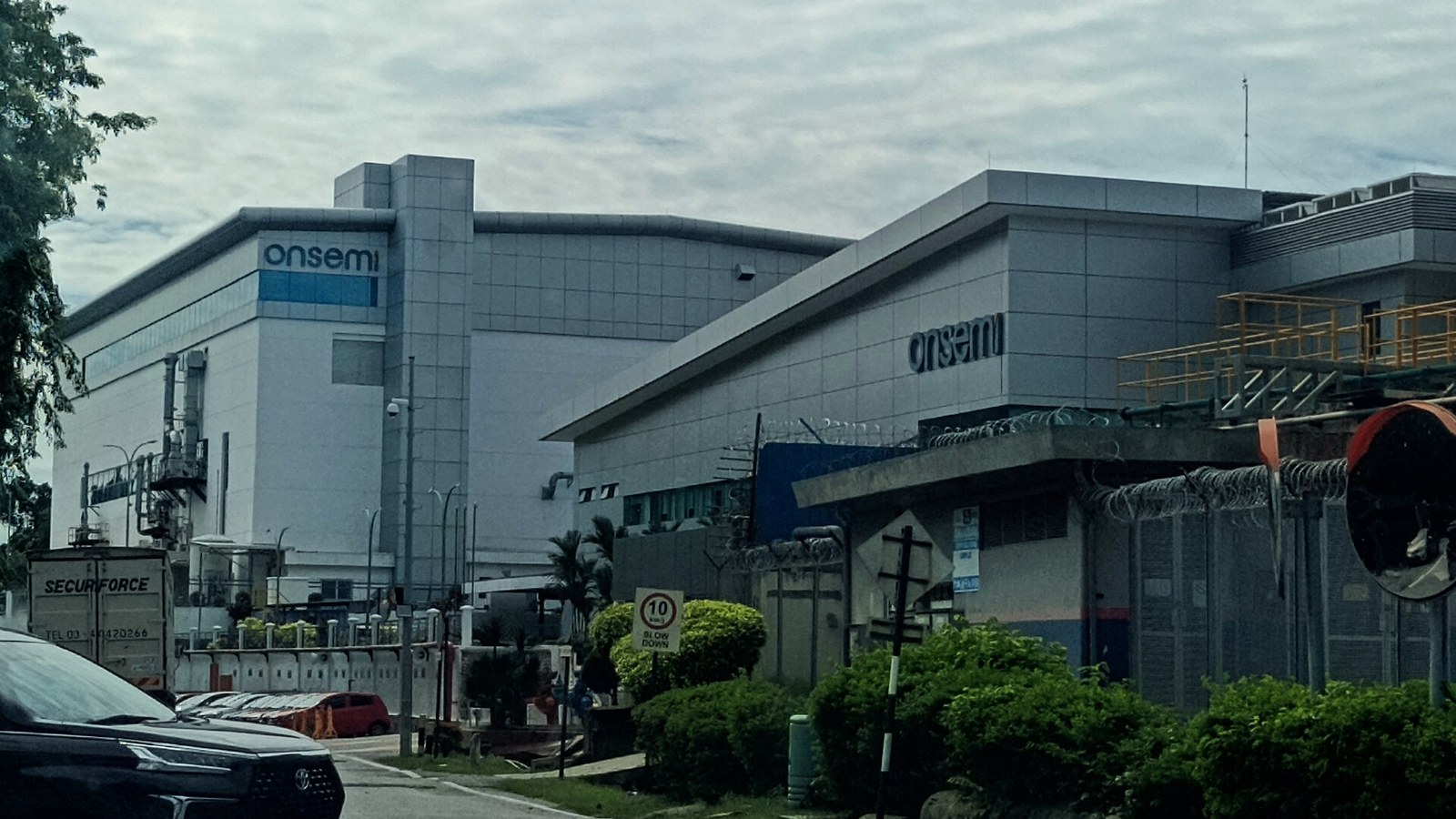 L'usine de production de semi-conducteurs onsemi à Senawang, en Malaisie, avec deux enseignes onsemi visibles
