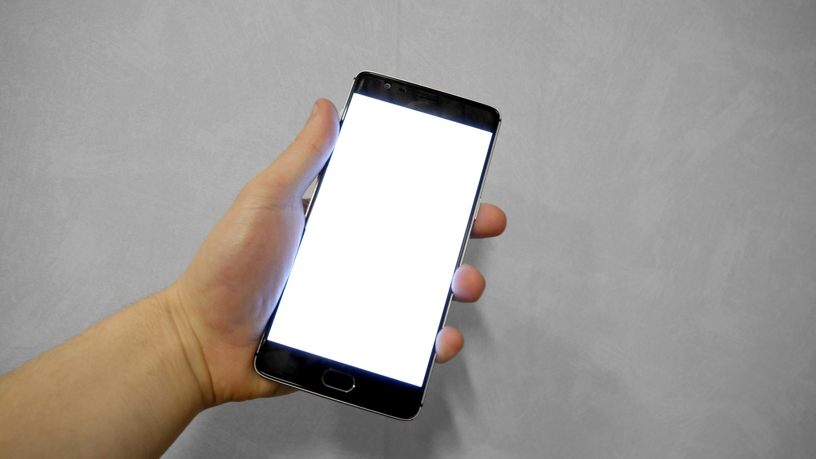 Une main tient un téléphone intelligent à l'écran vide, représentant l'écosystème d'applications mobiles de Digital Turbine