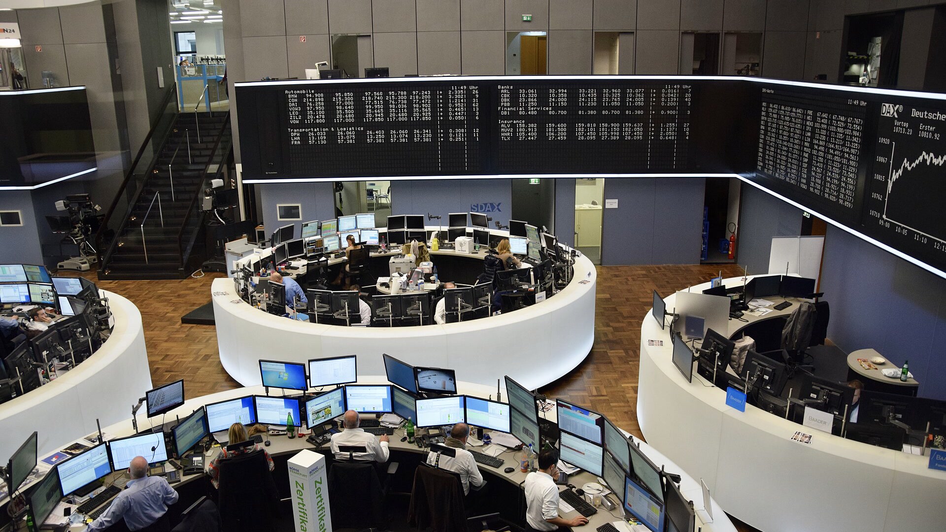 Tableaux de cotation électroniques au-dessus du parquet de la Bourse de Francfort