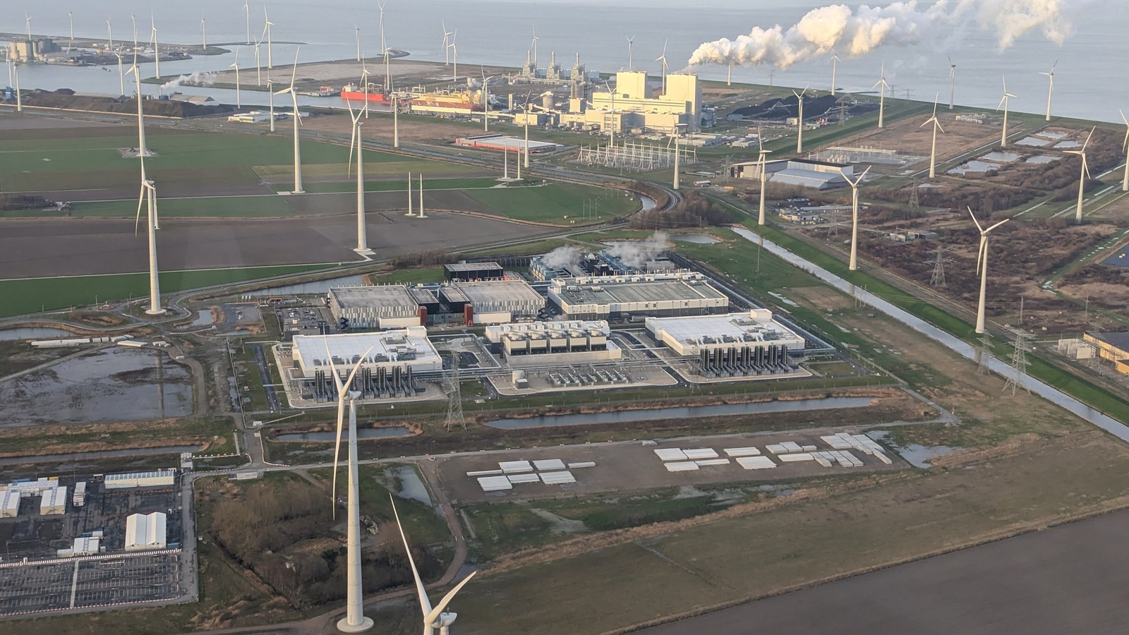 Photographie aérienne du centre de données Google d’Eemshaven entouré d’éoliennes