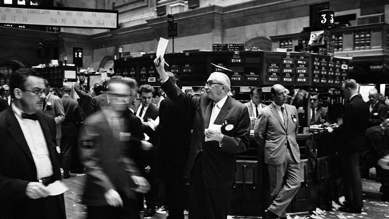 Courtiers au travail sur le parquet de la Bourse de New York en 1963