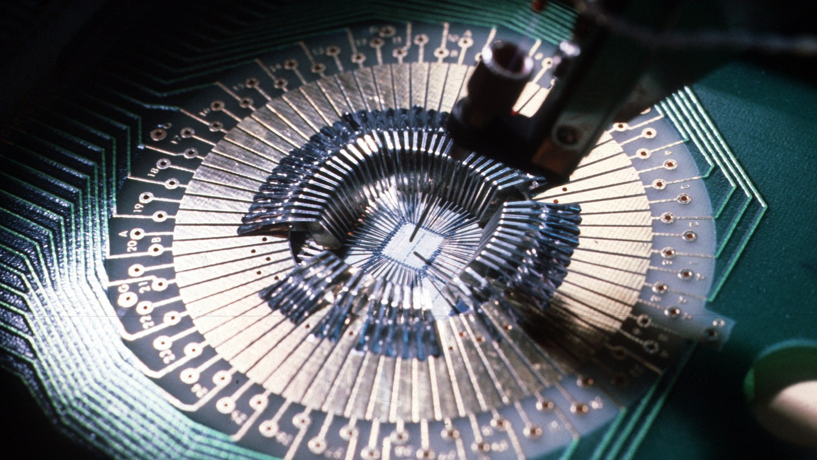 Sonde mécanique testant une micropuce VLSI câblée pendant la fabrication de semi-conducteurs