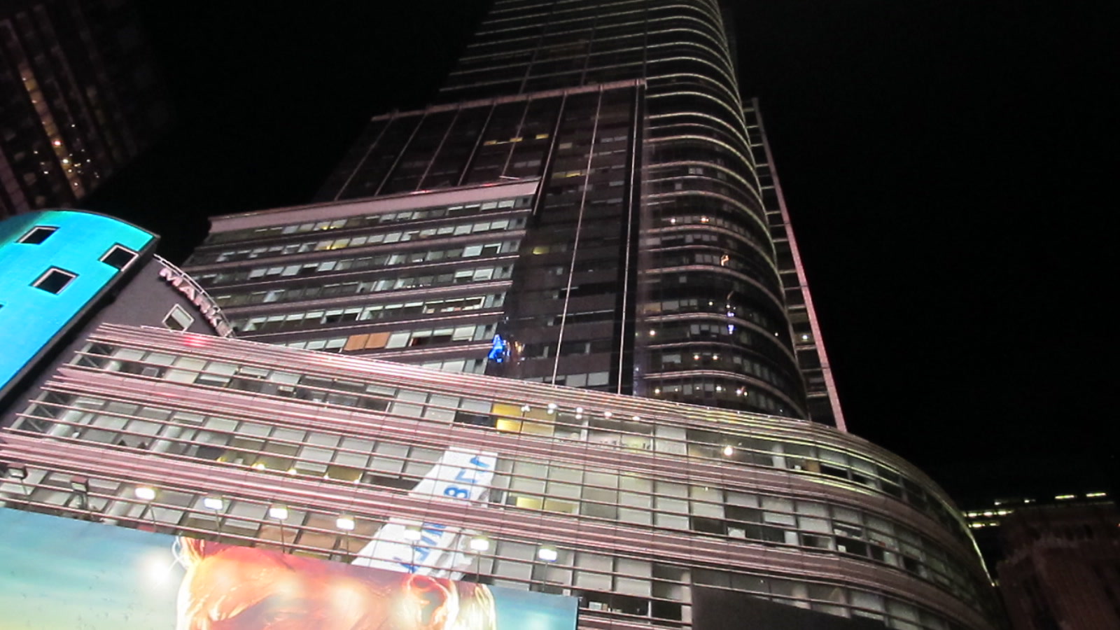 Écrans illuminés du Nasdaq MarketSite au 4 Times Square la nuit