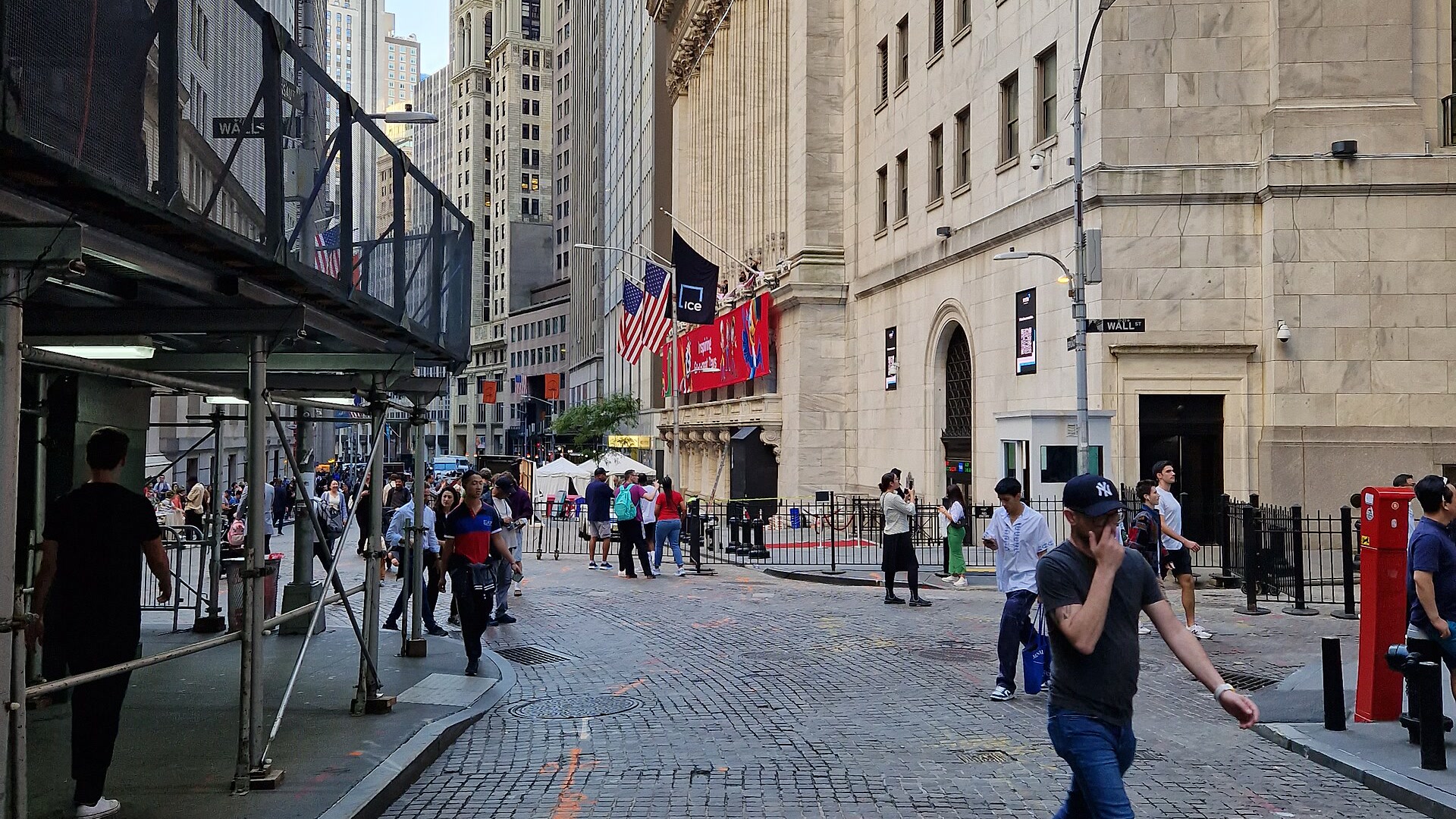 Façade et colonnes de pierre du bâtiment de la Bourse de New York sur Broad Street