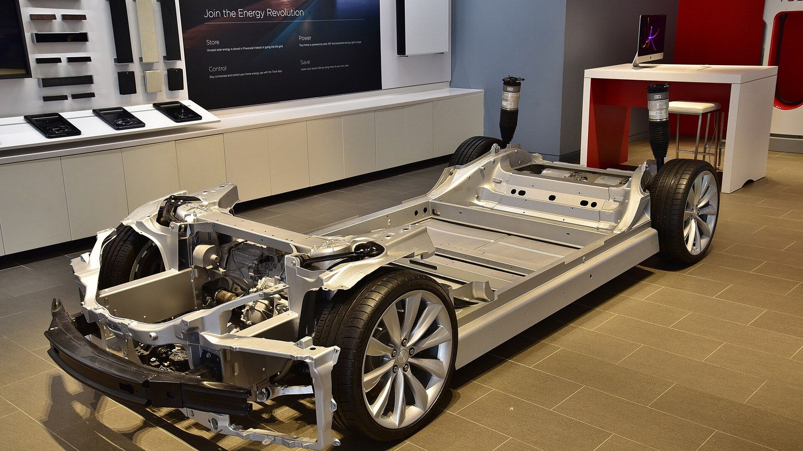 Châssis exposé d’un véhicule électrique Tesla présenté à l’intérieur à Sydney