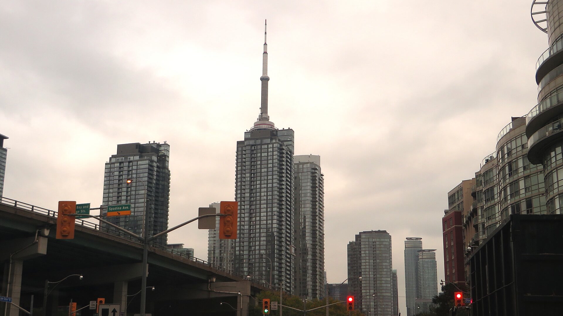 Immeubles de grande hauteur et feux de circulation dans une rue du centre-ville de Toronto