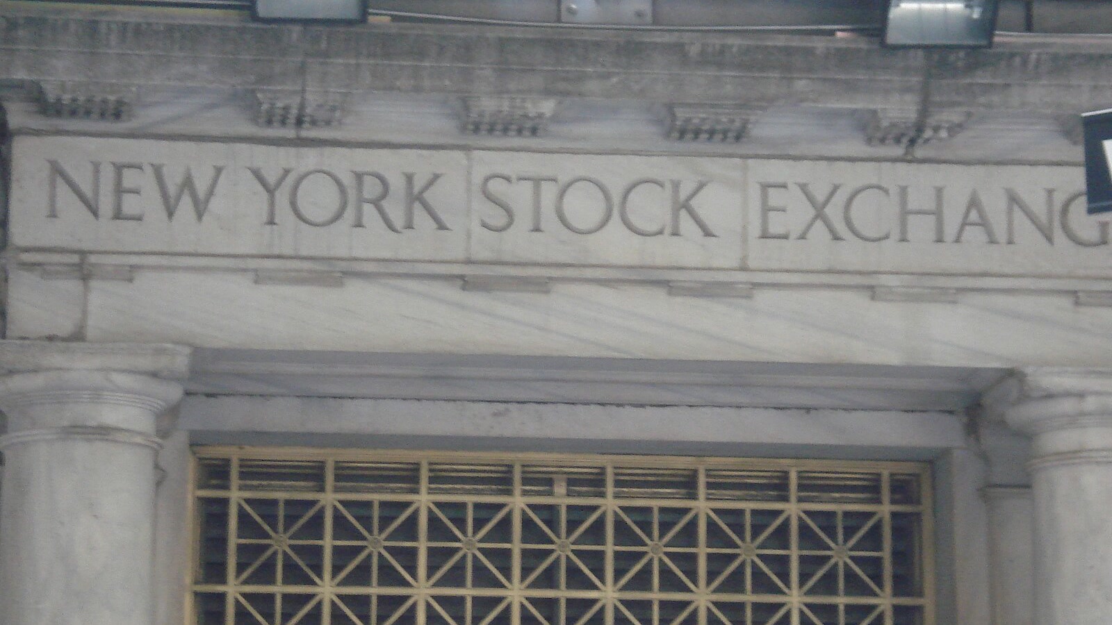 Nom gravé de la Bourse de New York sur sa façade de pierre