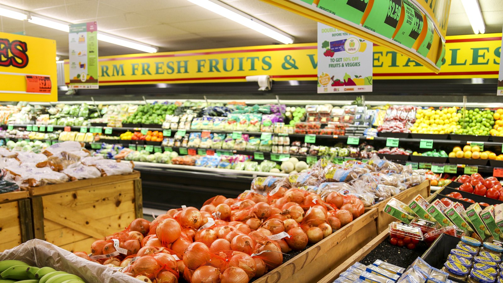 Produce aisle in an Alabama grocery store, photographed in 2022; archival consumer-price context