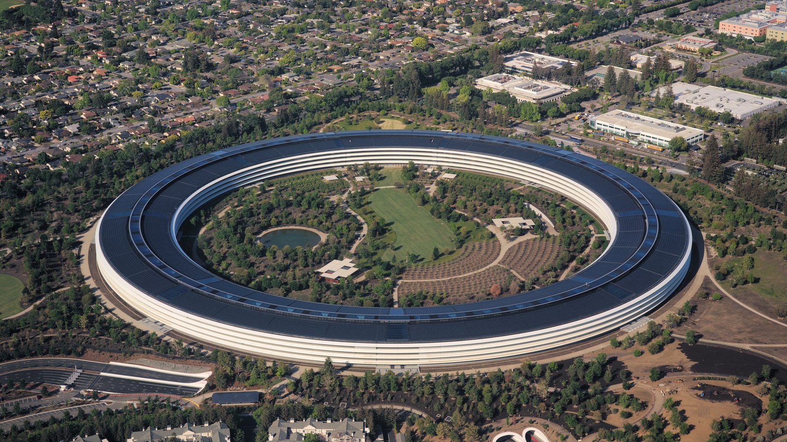 Photo aérienne d’archives du campus circulaire d’Apple Park et des arbres environnants à Cupertino, en Californie.