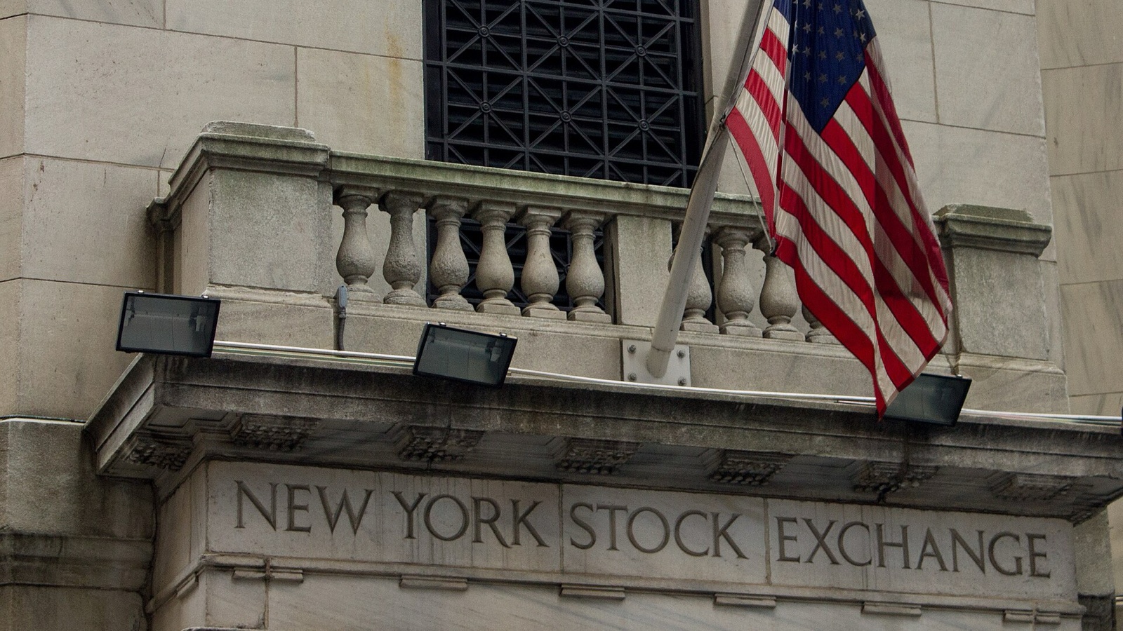 Un drapeau américain au-dessus de l’entrée en pierre de la Bourse de New York.