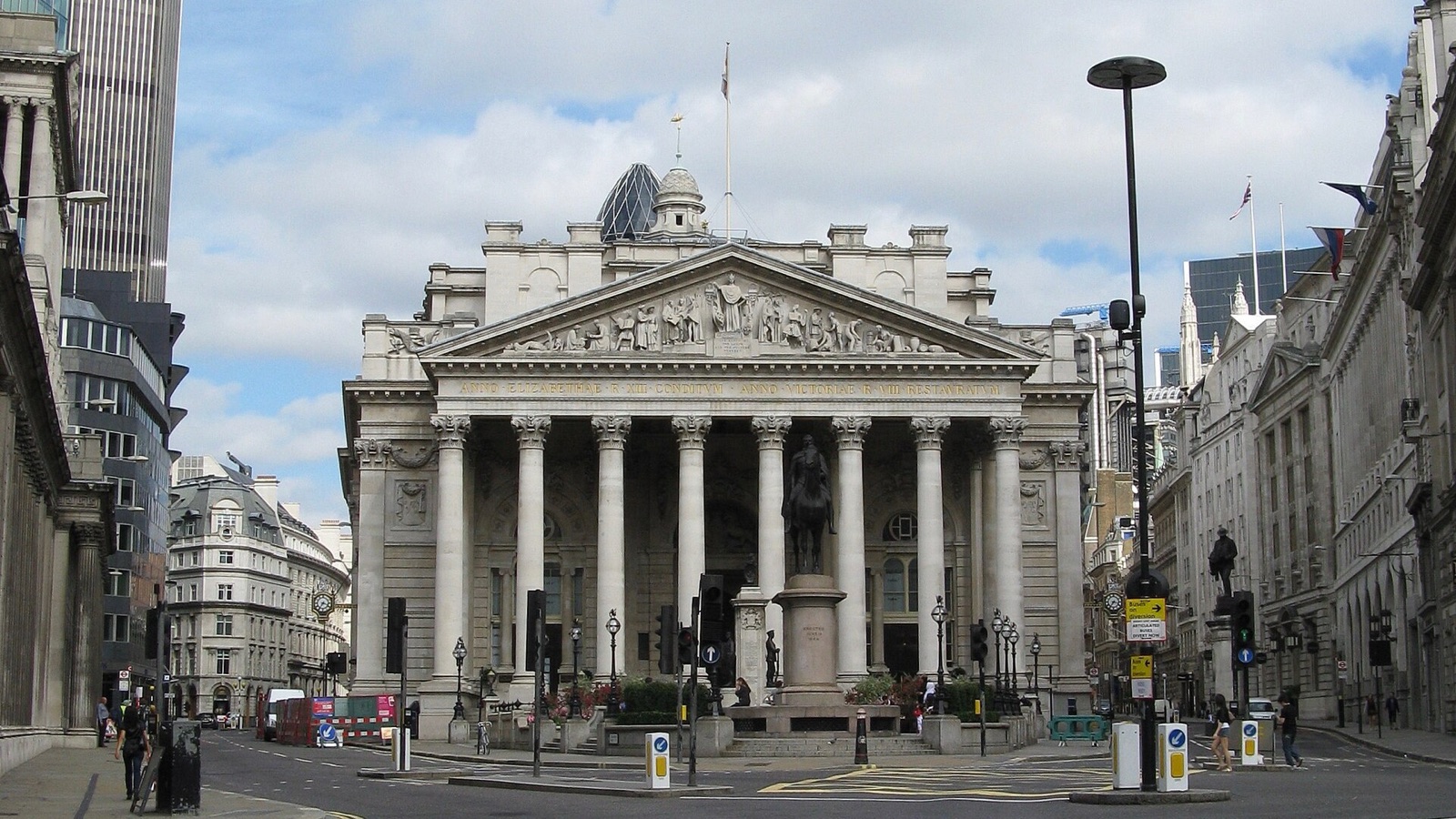 Le Royal Exchange à Londres, avec sa façade de pierre à colonnes et les immeubles voisins.