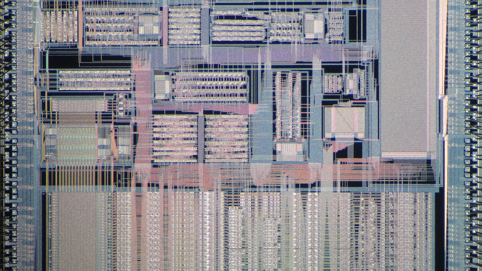 Photo d’archives de 2017 montrant en gros plan une puce de processeur Unisys SCAMP et ses circuits métalliques denses ; image illustrative de semi-conducteur, et non de matériel Cadence.