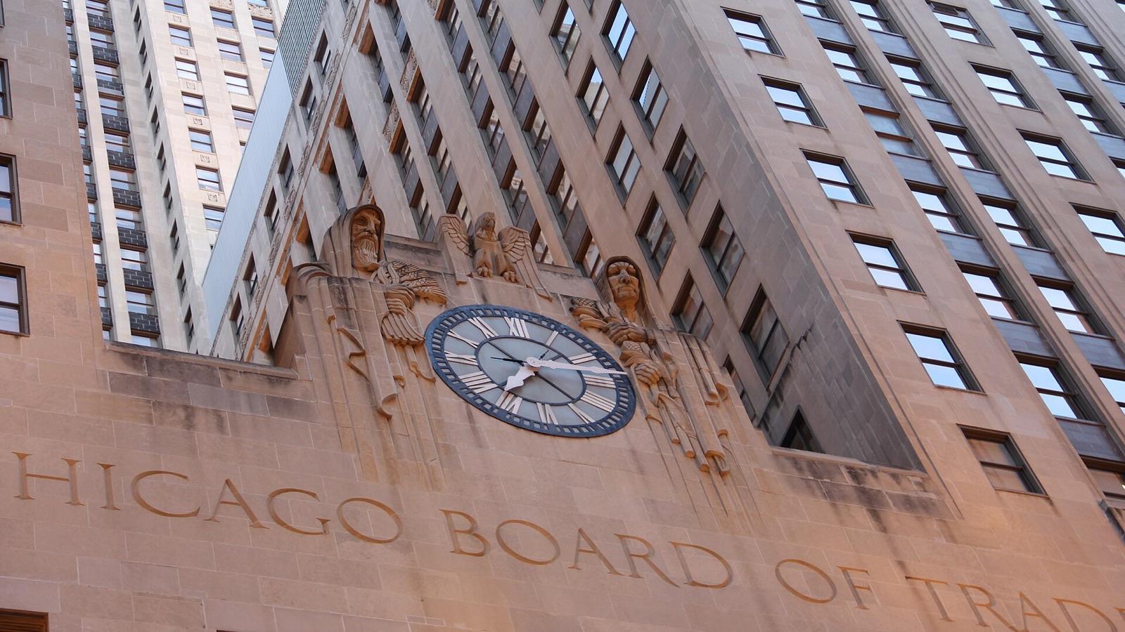 Horloge et figures sculptées sur la façade en pierre du Chicago Board of Trade Building.