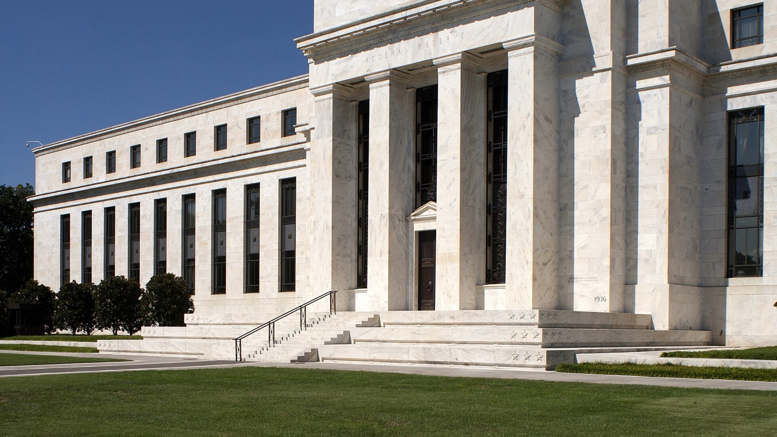 La façade, les colonnes et la pelouse de l’édifice Eccles de la Réserve fédérale à Washington.