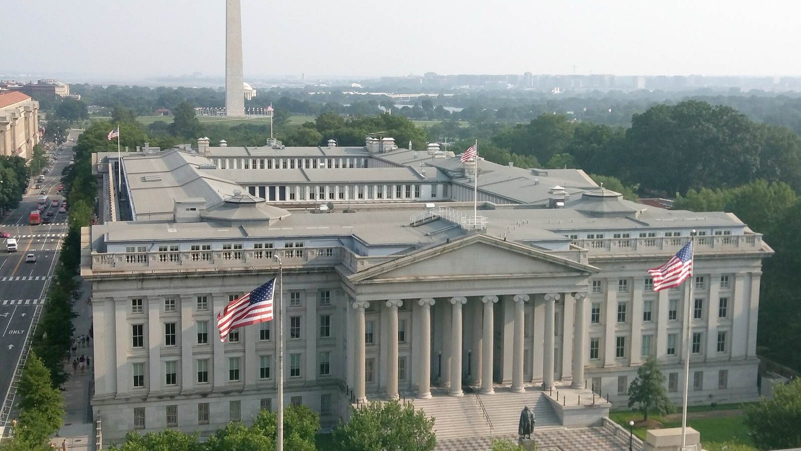 Le bâtiment du Trésor américain à Washington, avec ses drapeaux et le Washington Monument en arrière-plan
