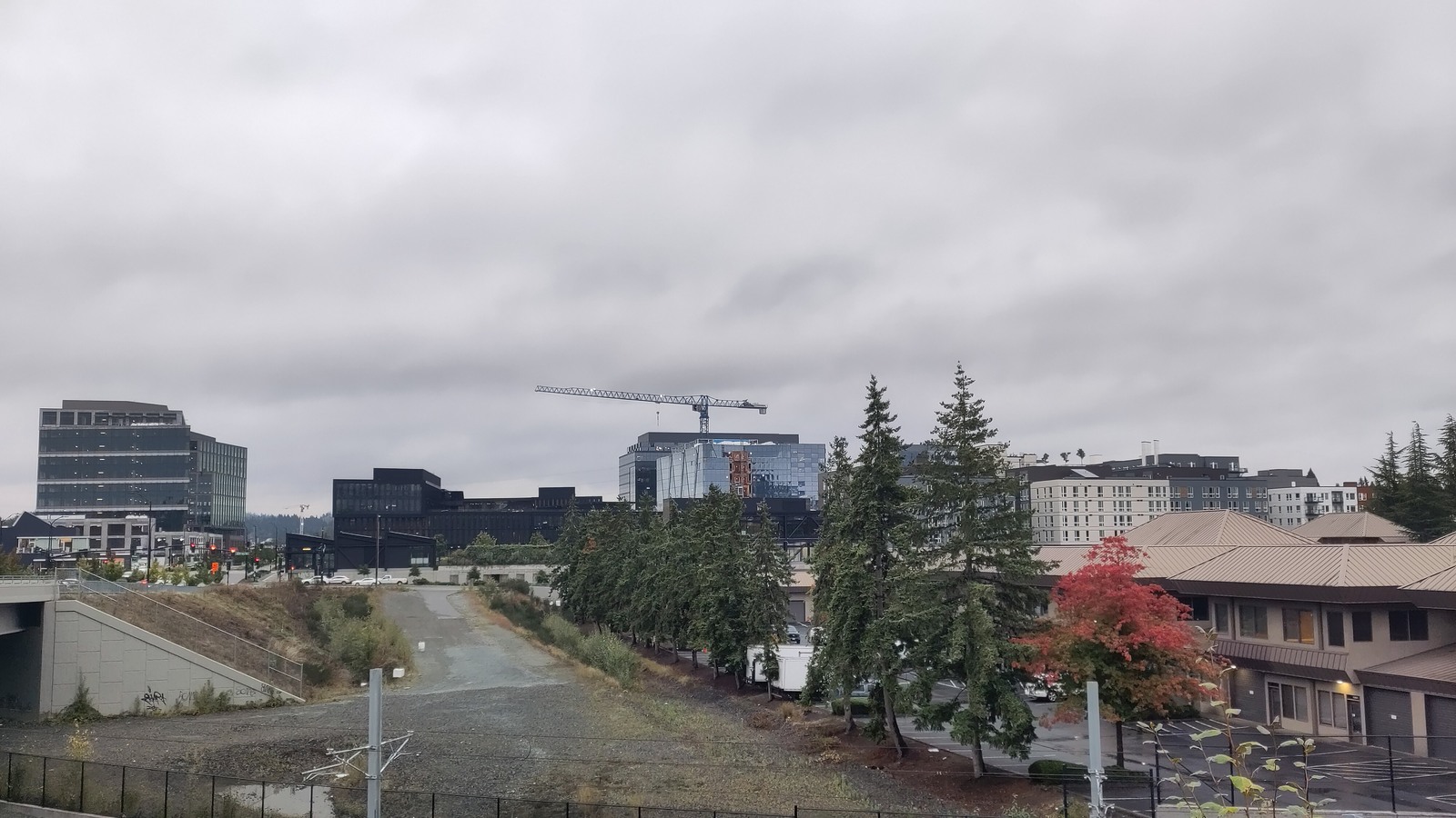 Vue d’archives du campus de Meta à Bellevue, dans l’État de Washington, avec des bureaux, des arbres et une grue sous un ciel gris