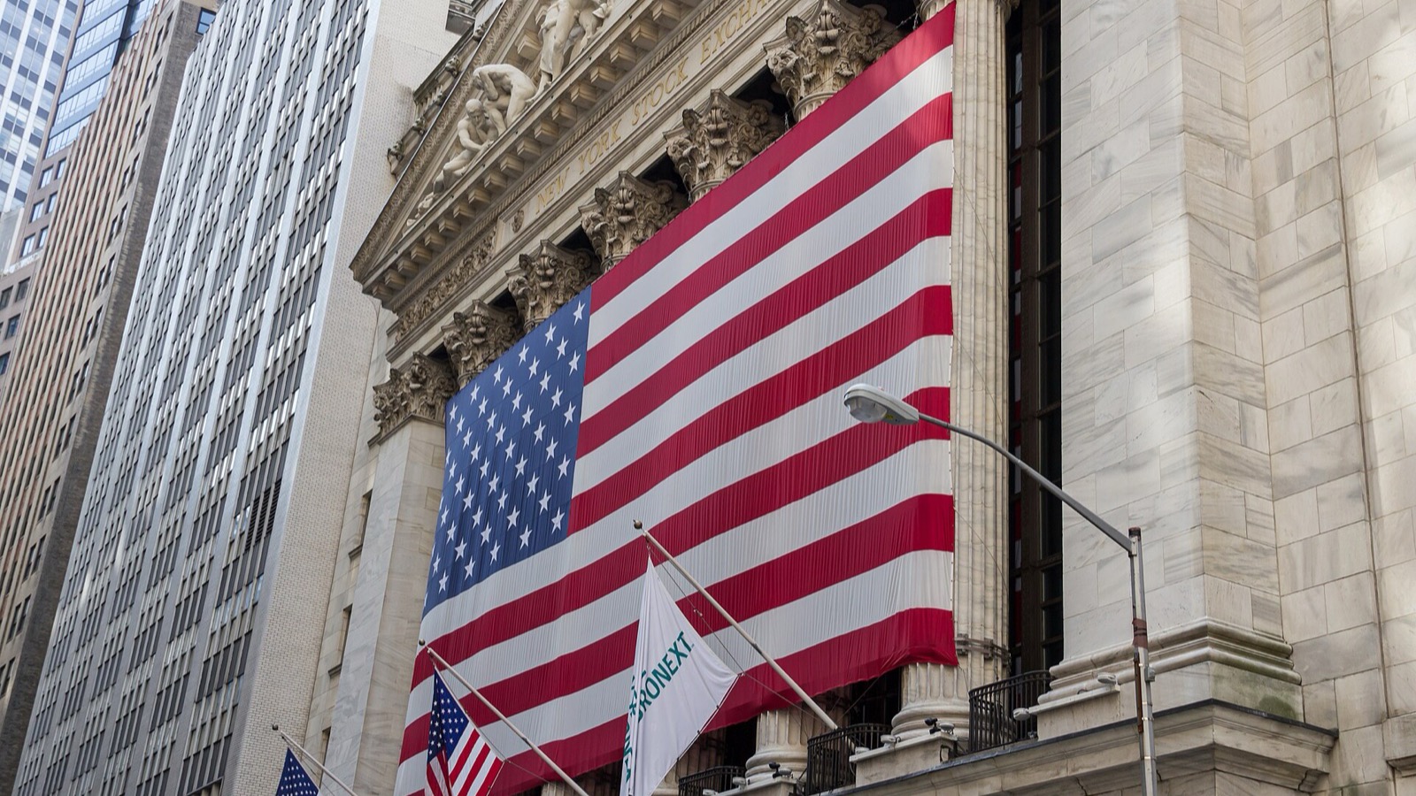 Des drapeaux américains couvrent la façade de la Bourse de New York sur une photo de 2012