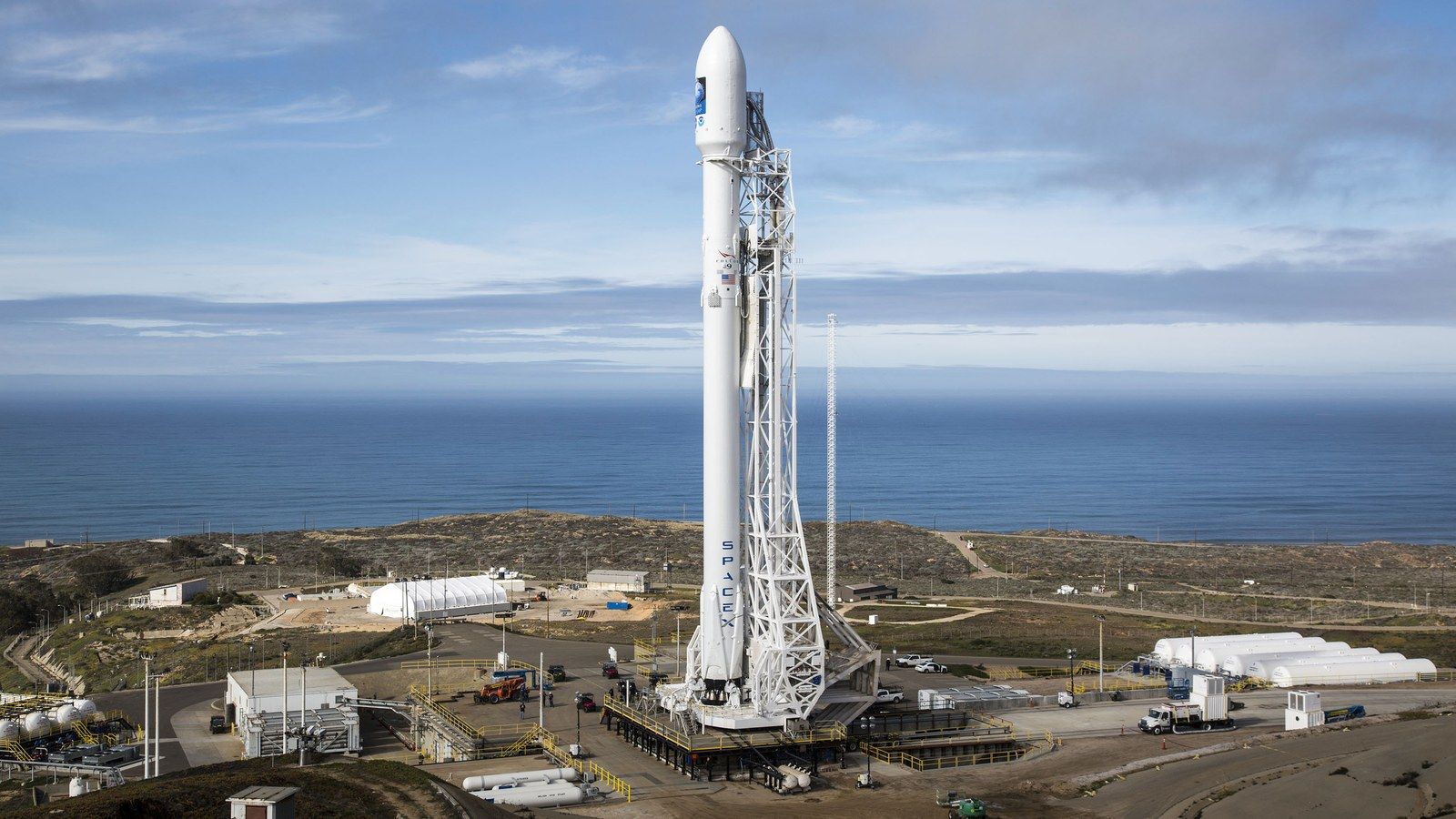 Une fusée Falcon 9 se dresse sur son pas de tir au-dessus du Pacifique à Vandenberg