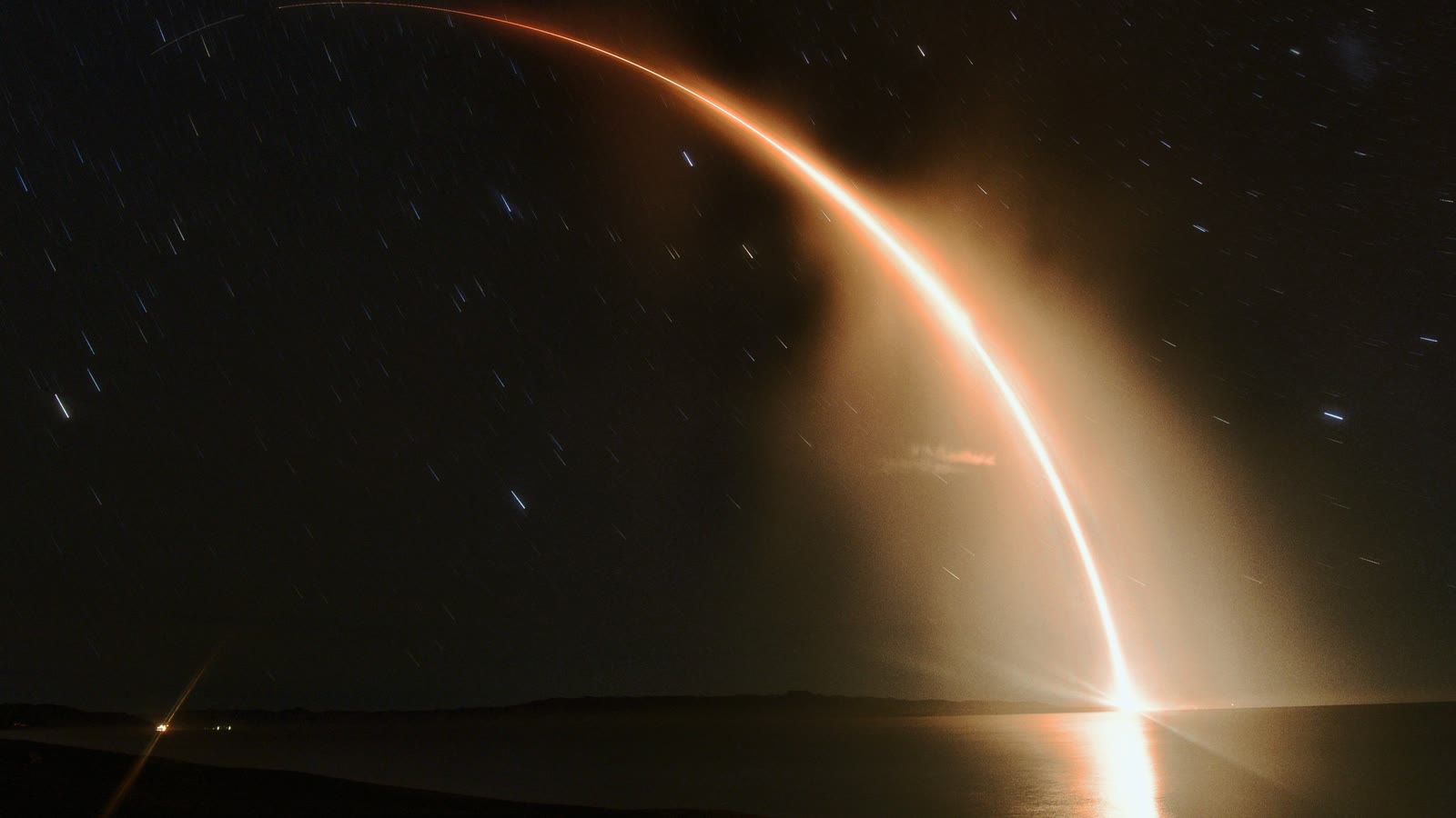 La fusée Electron de Rocket Lab lance la sonde CAPSTONE depuis la Nouvelle-Zélande de nuit