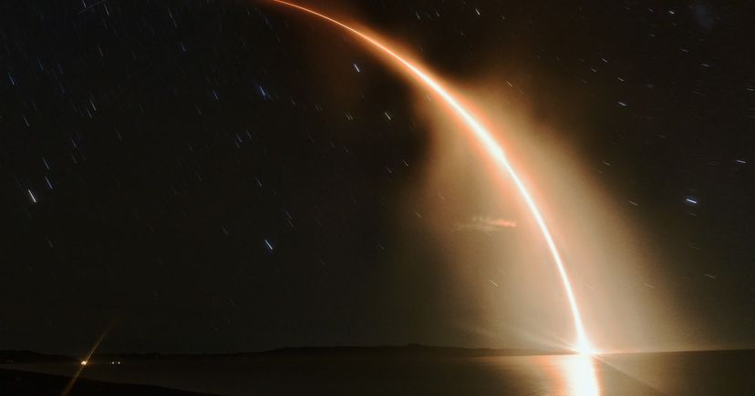 La fusée Electron de Rocket Lab lance la sonde CAPSTONE depuis la Nouvelle-Zélande de nuit