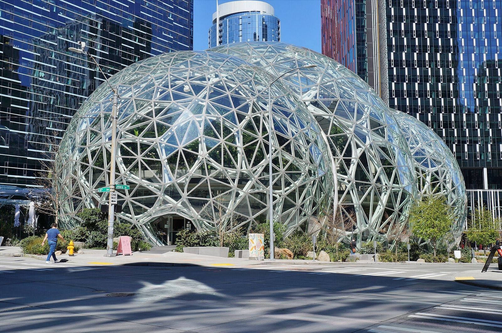 Les dômes de verre des Amazon Spheres, au siège d'Amazon à Seattle, vus depuis la 6e Avenue