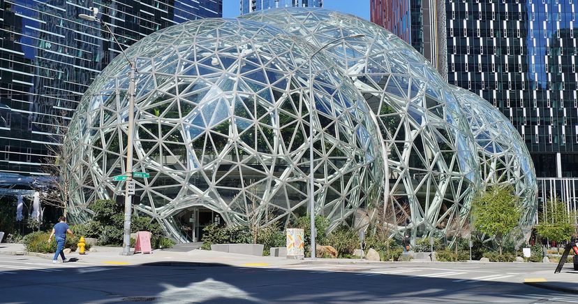 Les dômes de verre des Amazon Spheres, au siège d'Amazon à Seattle, vus depuis la 6e Avenue