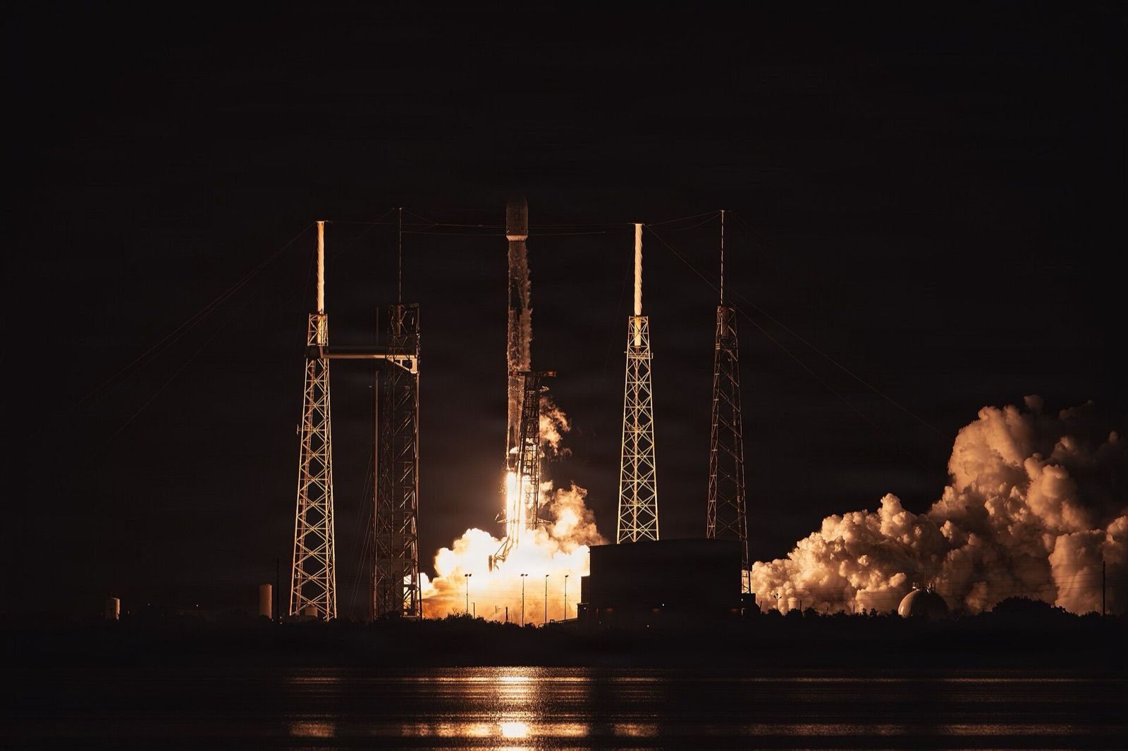Une fusée Falcon 9 de SpaceX décolle de Cap Canaveral avec les satellites BlueBird 11 à 13 d'AST SpaceMobile