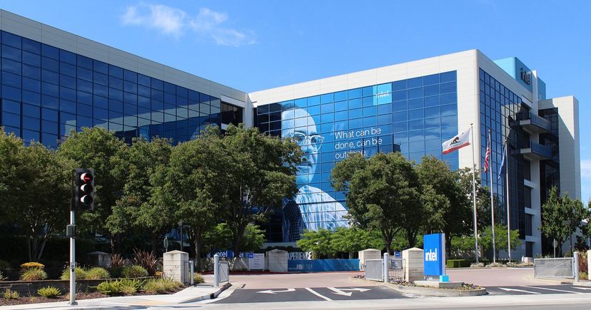 Le siège d'Intel au 2200 Mission College Boulevard à Santa Clara, en Californie, sous un ciel bleu