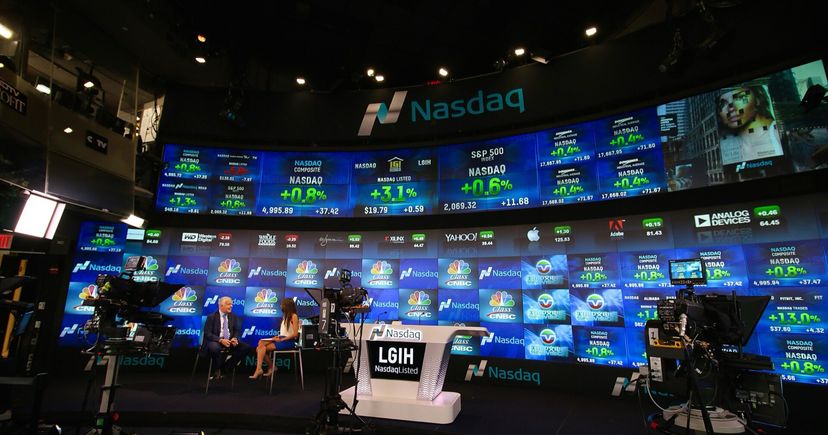 Le studio Nasdaq MarketSite à New York, avec un mur d'écrans de cotations derrière un plateau d'entrevue télé