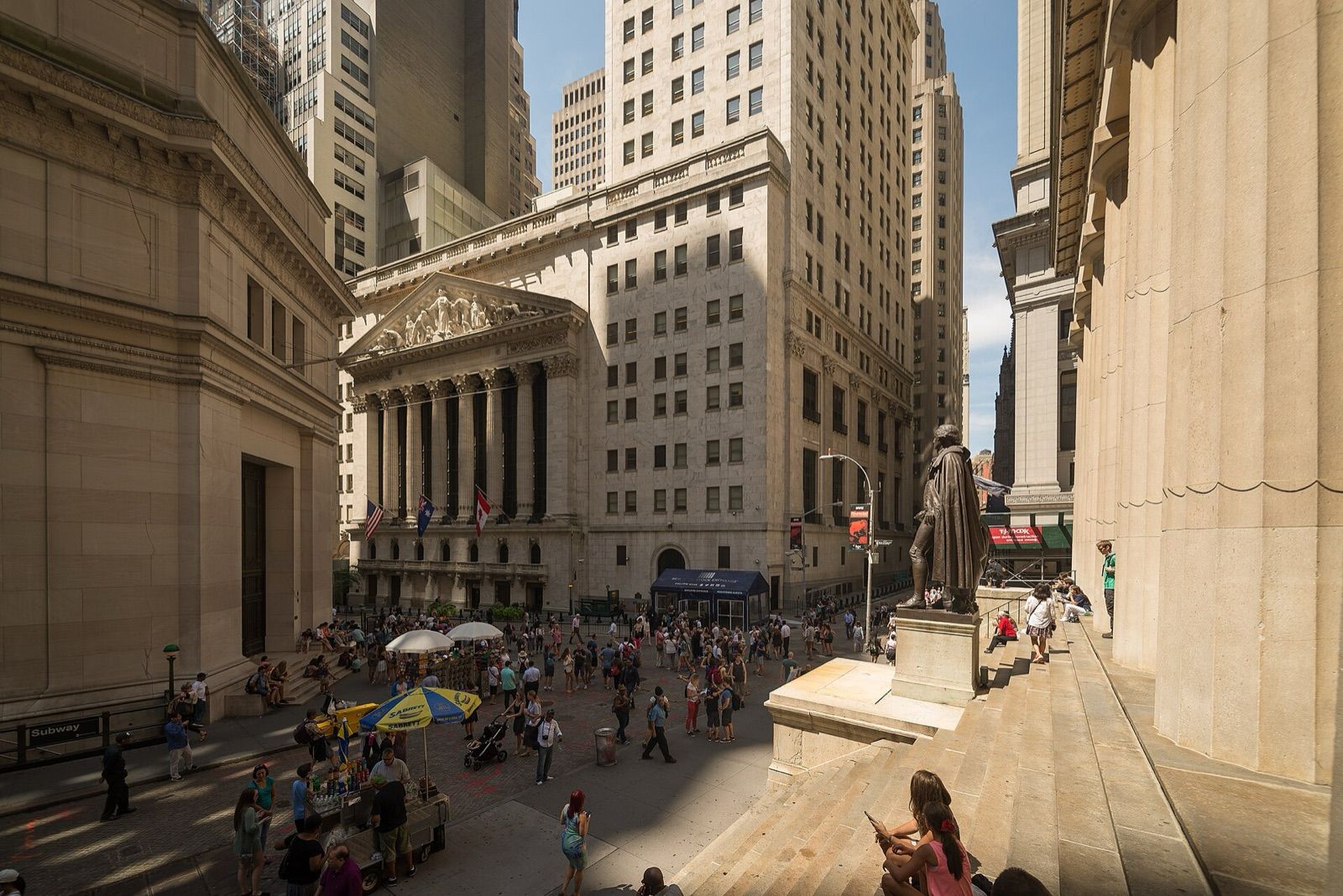 La Bourse de New York et le Federal Hall, à l'angle de Wall Street et de Broad Street