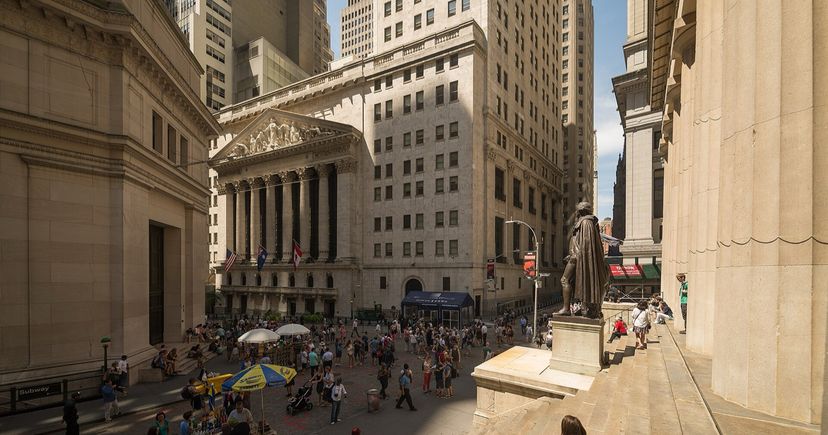 La Bourse de New York et le Federal Hall, à l'angle de Wall Street et de Broad Street