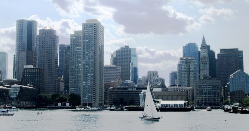 La silhouette de Boston et un voilier vus depuis le port de Boston