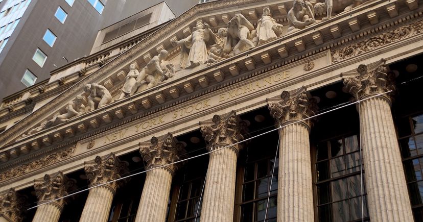 Colonnes de pierre et inscription sur la façade du New York Stock Exchange, Broad Street