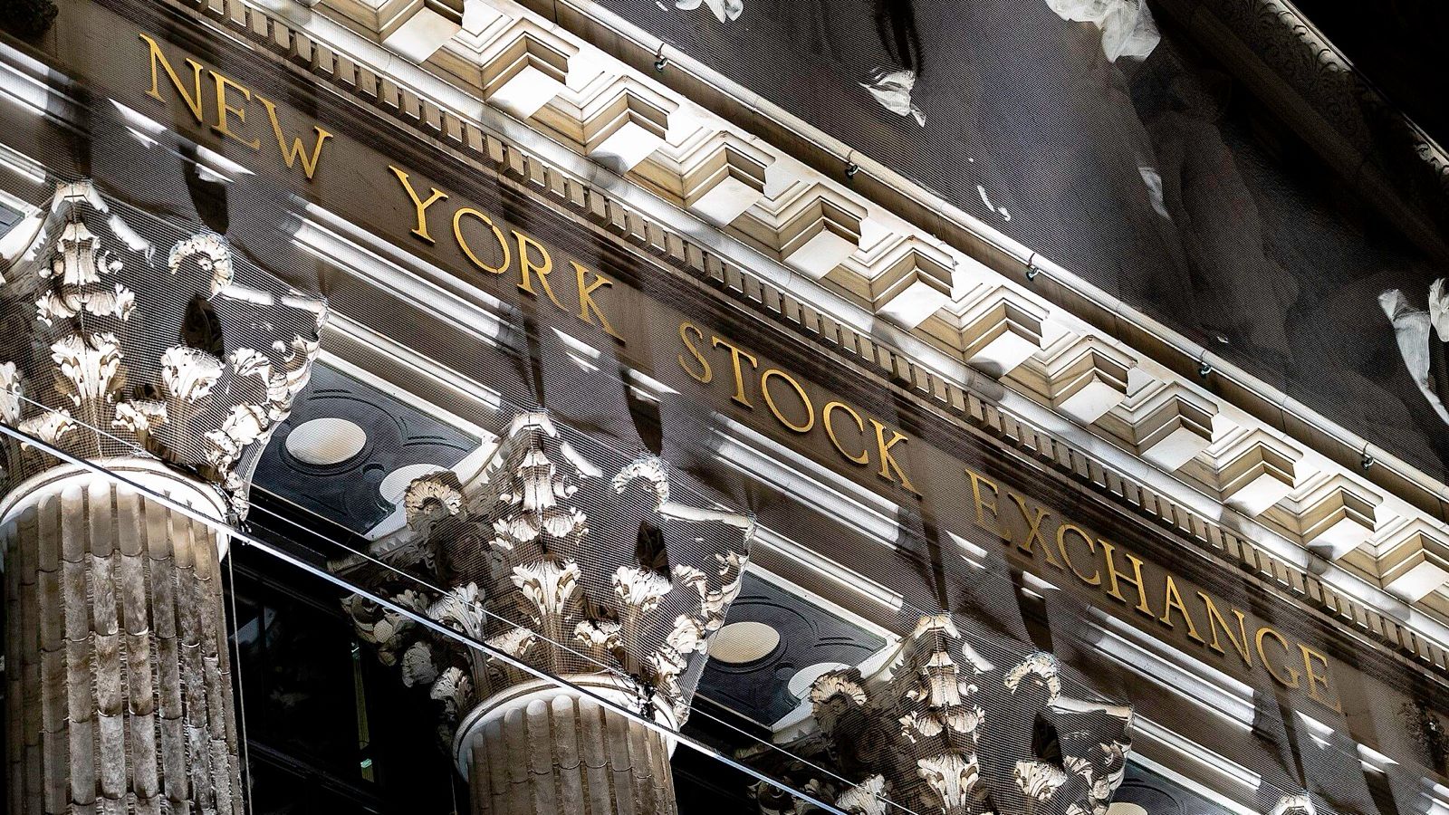 Colonnes de pierre et lettres dorées sur la façade de la Bourse de New York