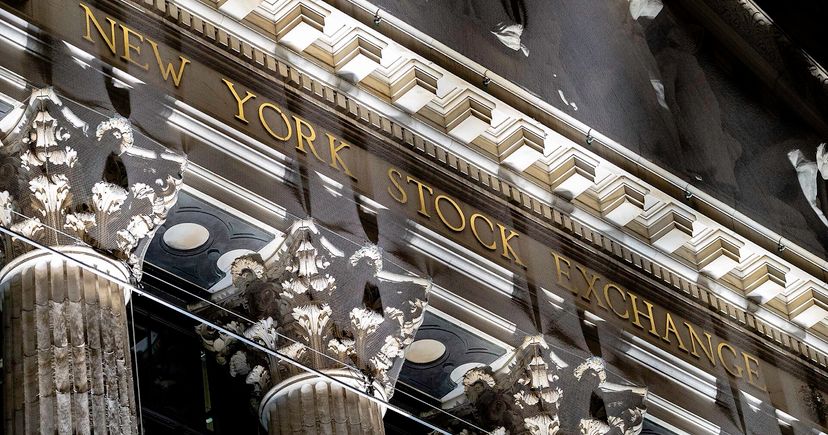 Colonnes de pierre et lettres dorées sur la façade de la Bourse de New York
