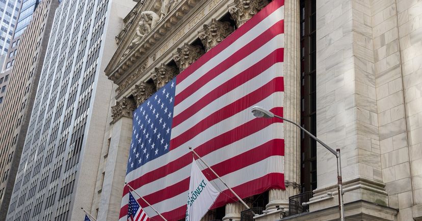 Des drapeaux américains couvrent la façade de la Bourse de New York sur une photo de 2012