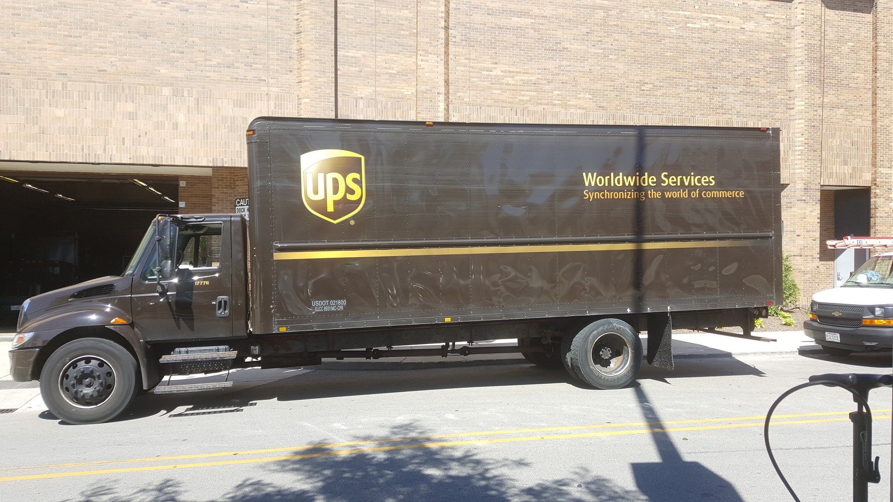 Photo d’archives d’un camion UPS brun près d’un quai de chargement du centre Woodfield Mall à Schaumburg, Illinois.